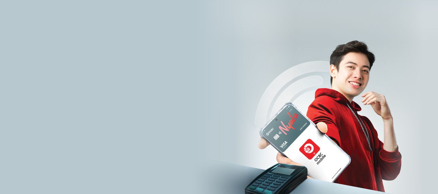 Pemegang kartu kredit OCBC melakukan pembayaran dengan men-touchkan kartu ke terminal NFC